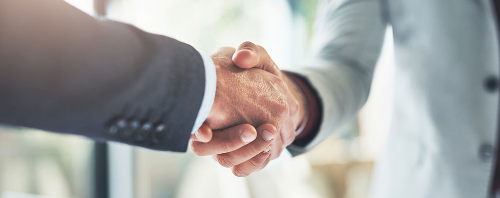 two people shaking hands symbolizing a white label partnership
